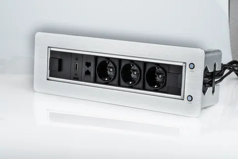 Блок розеточный встраиваемый 2хRJ45 кат. 5e UTP + HDMI + 3x2P+E со шторками, с электроприводом, кабель 1,5м, 3680вт, алюминий