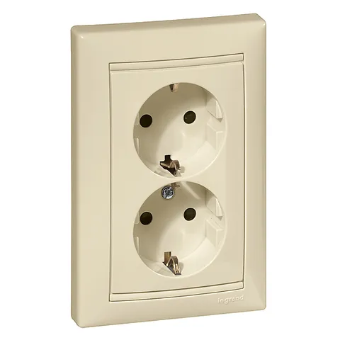 Valena - Розетка 2x2P+E нем. станд. со шторками, сл.кость